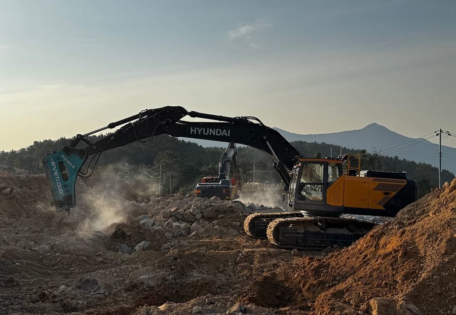 원격제어 굴착기 실증 / 포스코이앤씨 제공