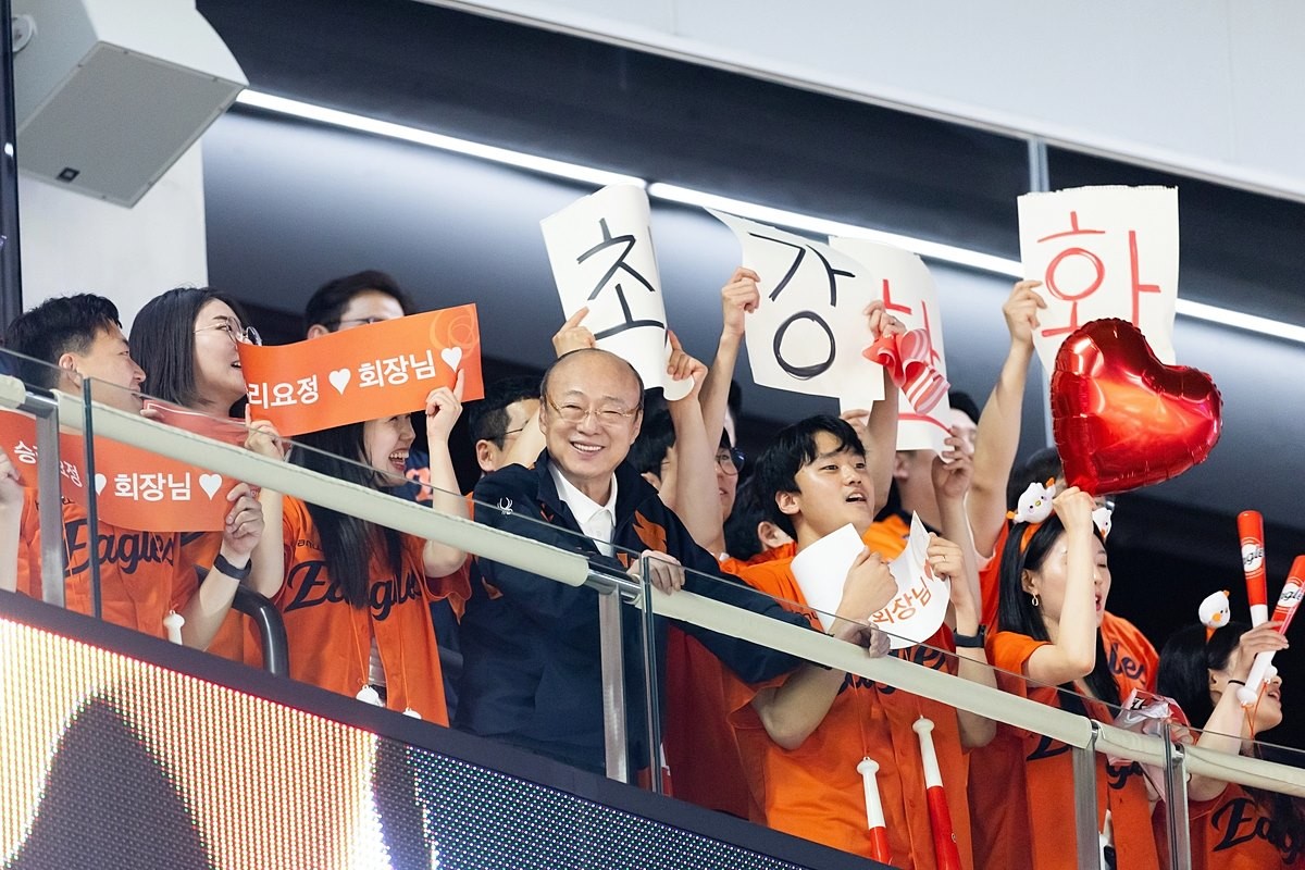 김승연 한화그룹 회장이 임직원과 한화이글스 경기를 응원하는 모습. 한화그룹은 김승연 회장이 지난 4일 프로야구 한화이글스의 한국시리즈 준우승을 축하하며 선수단과 코치, 스태프 등 총 60명에게 한화의 상징색인 '오렌지색' 휴대전화를 선물했다고 5일 밝혔다. 한화그룹에 따르면 이번 선물은 김승연 회장이 오렌지색에 '포기하지 않는 열정'과 '한화만의 팀워크'라는 의미를 담아 준비한 것으로 전해졌다. / 한화그룹 제공