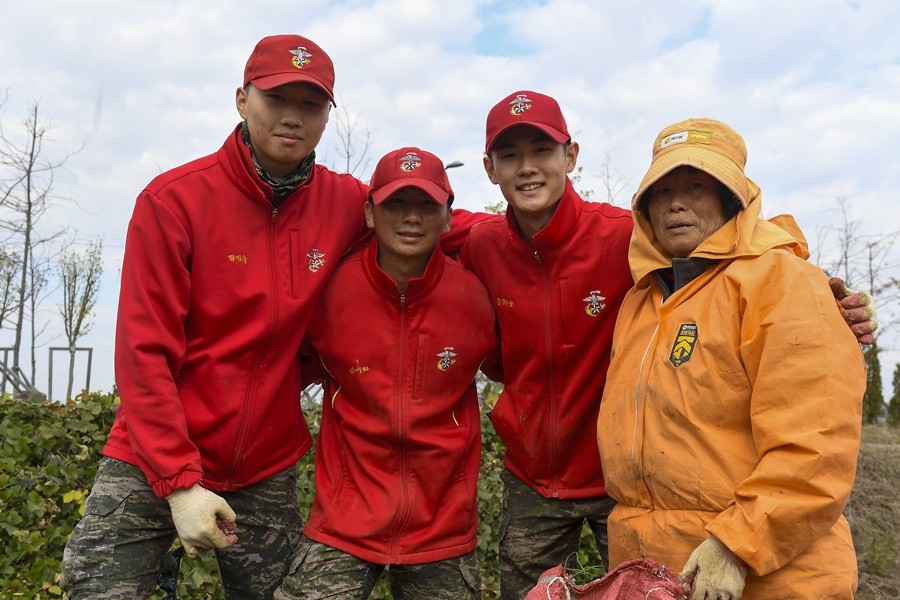 대민지원에 나선 해병대 장병들이 농가주와 기념 촬영을 하고 있다.