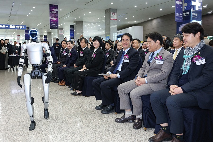 주요 내빈 앞을 걸어가고 있는 휴머노이드 로봇