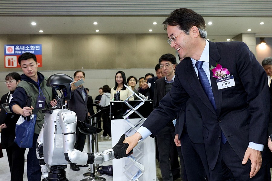 휴머노이드 로봇과 악수하고 있는 이동환 고양특례시장
