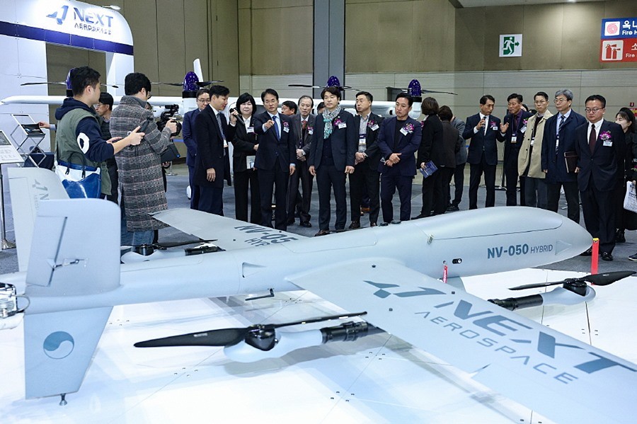 드론·도심항공모빌리티 부스에 들러 설명을 듣고 있는 이동환 고양특례시장