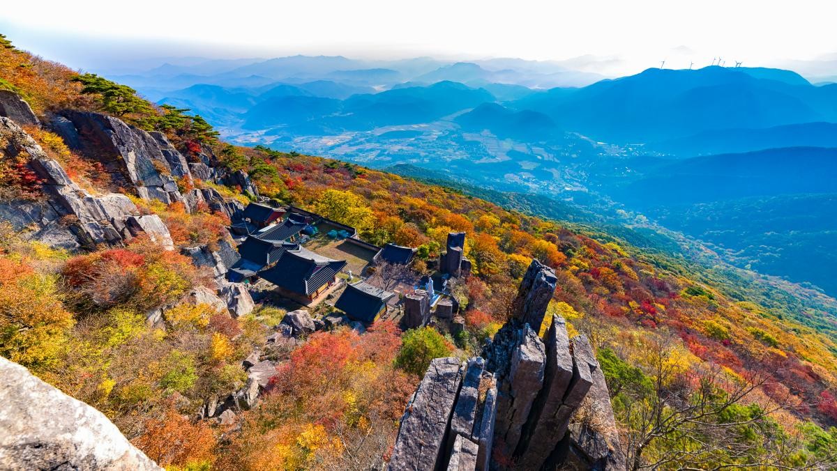 한국의 가을 무등산 국립공원, 규봉암 사찰 풍경, / PREECHA WIBOONDUANGJINDA-shutterstock.com