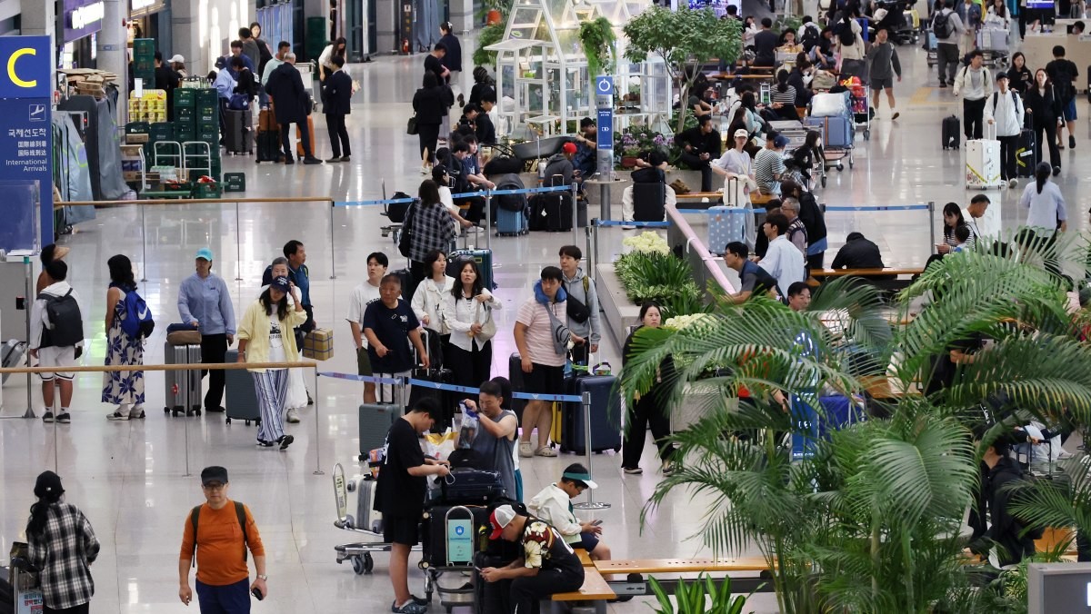 인천국제공항 입국장이 귀국한 시민들로 붐비고 있다. / 연합뉴스