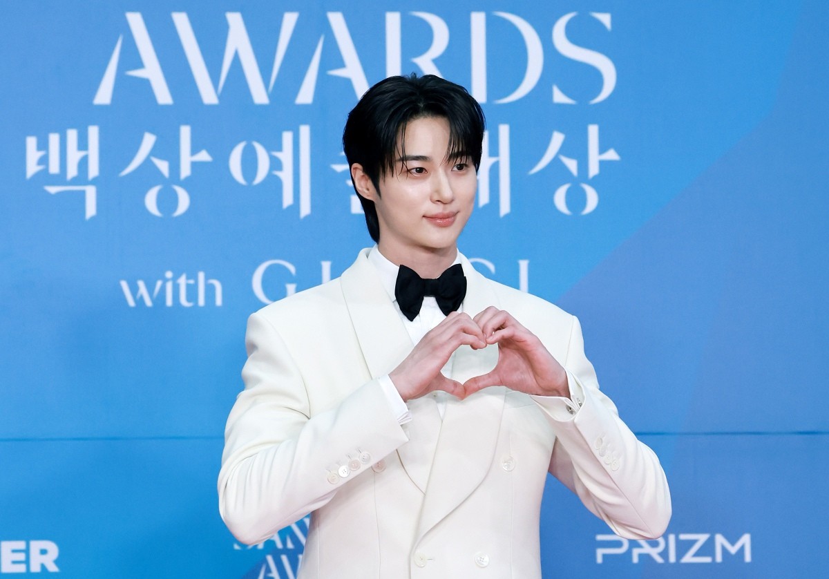 배우 변우석이 어린이날인 지난 5월 5일 오후 서울 강남구 코엑스에서 열린 '61회 백상예술대상' 레드카펫에서 포즈를 취하고 있다. / 뉴스1