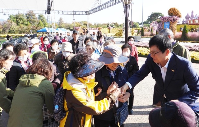 이상익 함평군수가 참석한 주민들을 격려하고 있다.