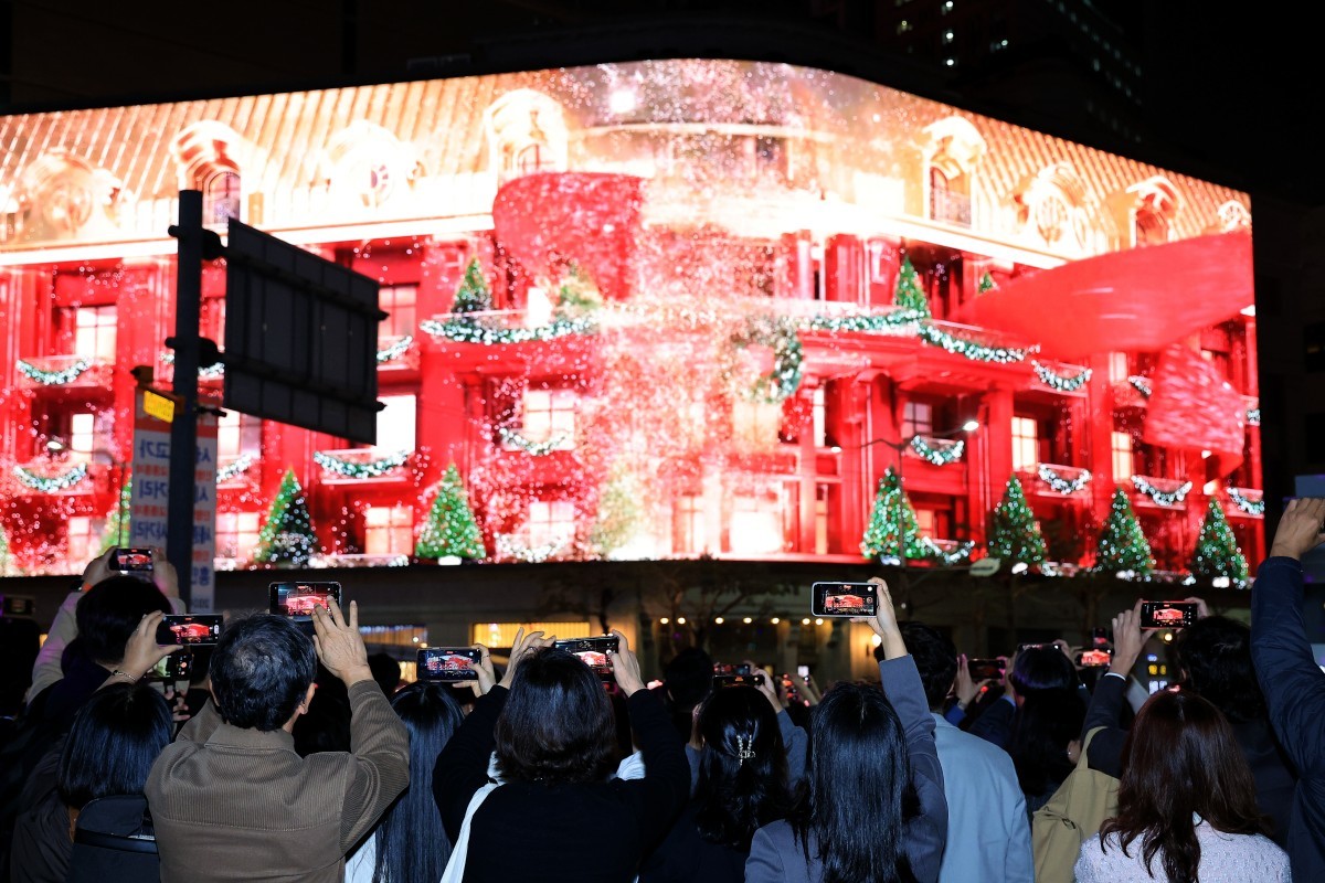 2024년 서울 중구 신세계백화점 본점 앞을 찾은 시민들이 외벽에 설치된 LED 사이니지 '신세계스퀘어'에서 펼쳐진 미디어 파사드를 휴대전화로 촬영하고 있다. / 뉴스1