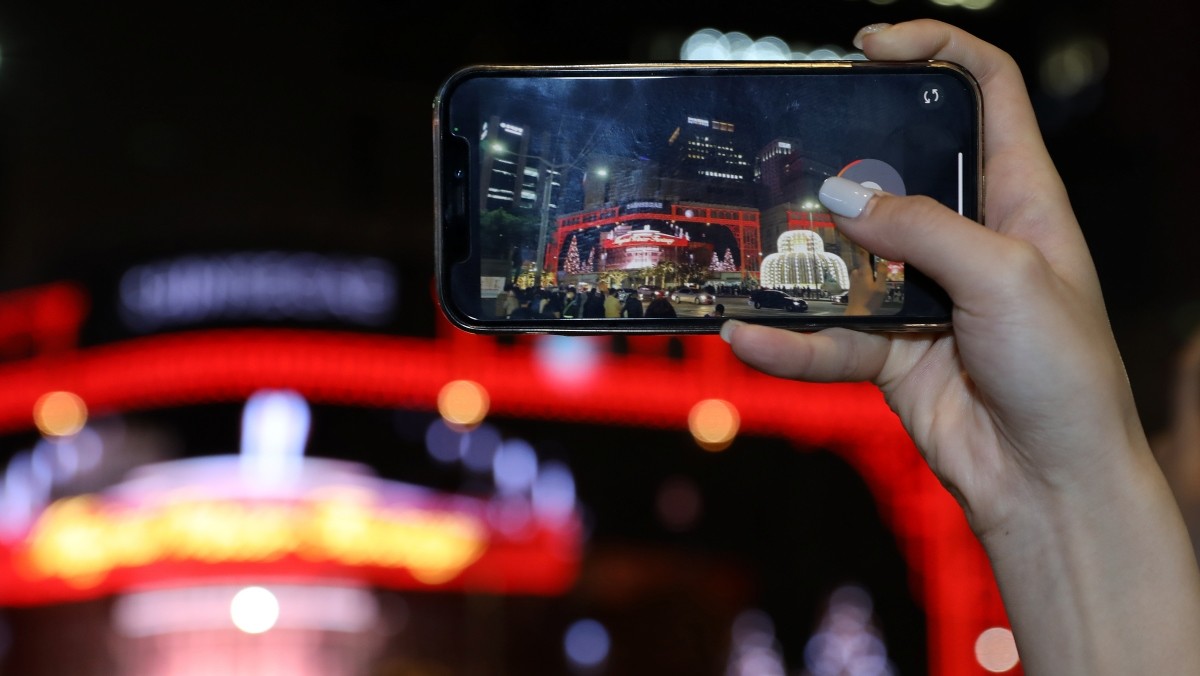 2022년 크리스마스 조명으로 화려하게 외벽을 꾸민 서울 중구 신세계백화점 본점 앞에서 시민들이 추억을 남기고 있다. / 뉴스1