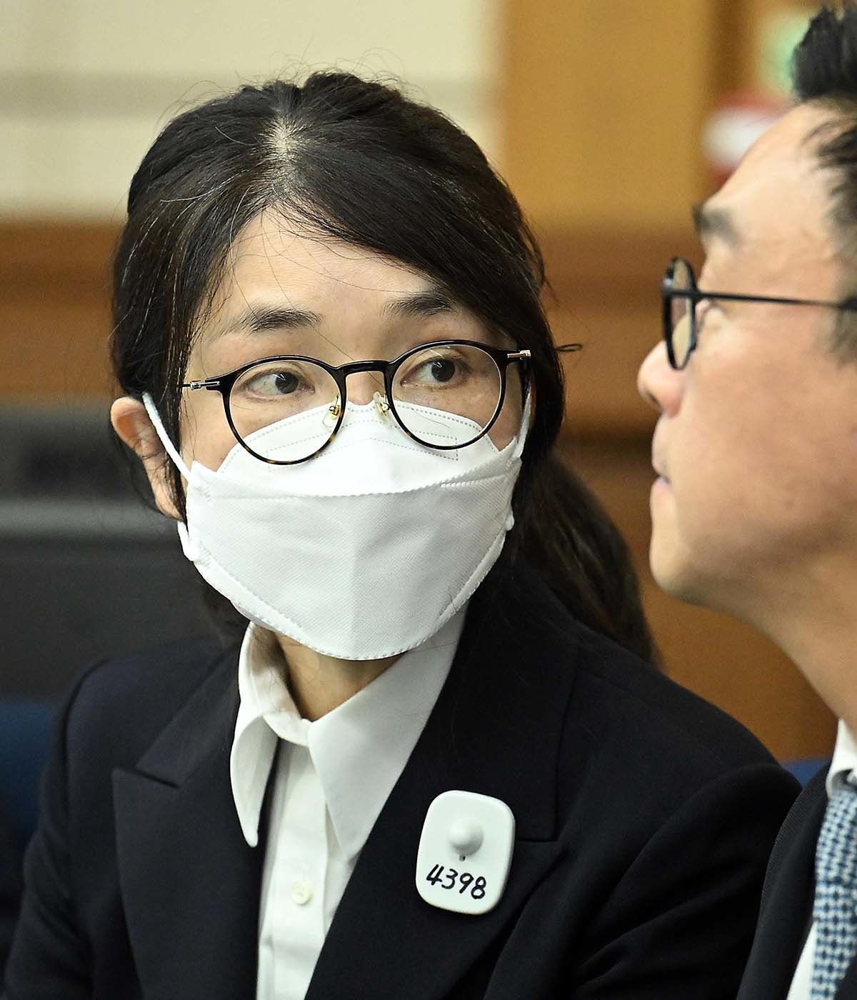 김건희 여사가 9월 24일 서울 서초동 서울중앙지법에서 열린 김 여사의 특정범죄가중처벌법상 알선수재 및 자본시장법·정치자금법 위반 등 사건 첫 재판에 출석해 변호사와 대화하고 있다. / 뉴스1