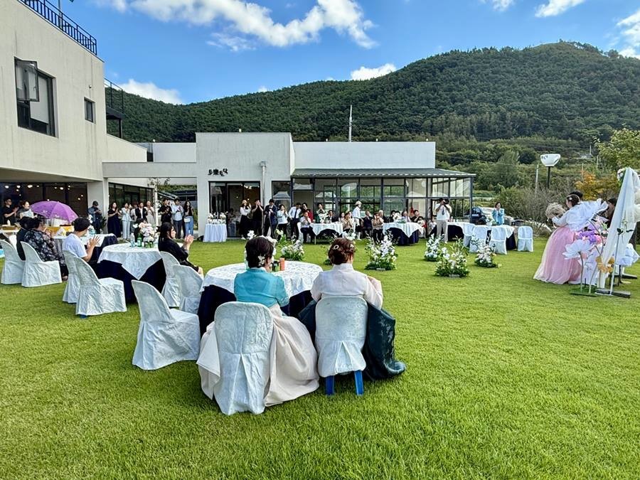 경상북도는 ‘적은 비용으로 결혼하고 크게 행복한’ 결혼문화를 위해 공모전을 열고 총 31건(사례 분야 11, 장소 분야 20)의 수상작을 선정했다. 사진은 공모전 장소 대상/이하 경북도