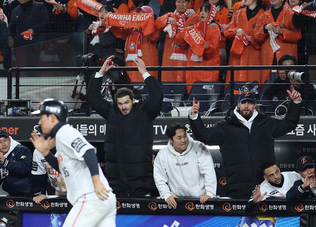 10월 29일 대전 한화생명볼파크 열린 프로야구 2025 신한 SOL뱅크 KBO 한국시리즈 3차전 LG 트윈스와 한화 이글스의 경기에서 8회말 한화 2사 만루에서 대타 황영묵이 볼넷으로 진루, 동점이 되며 폰세와 팬들이 환호하고 있다. / 뉴스1