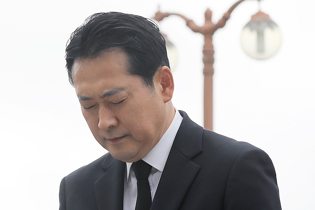 묵념하는 장동혁 국민의힘 대표 자료 사진. 장동혁 대표는 6일 '5월 정신이 대한민국의 긍지가 되고 역사의 자부심이 되도록 국민의힘은 진심을 다해 호남과 동행하겠다'라고 말했다. 장 대표는 이날 광주광역시 방문을 앞두고 국회에서 진행된 최고위원회의에서 광주 5·18민주묘지 참배 계획을 밝힌 뒤 '민주주의를 위해 스러져간 5월 영령들 앞에 고개 숙이겠다'라며 이렇게 밝혔다. / 뉴스1