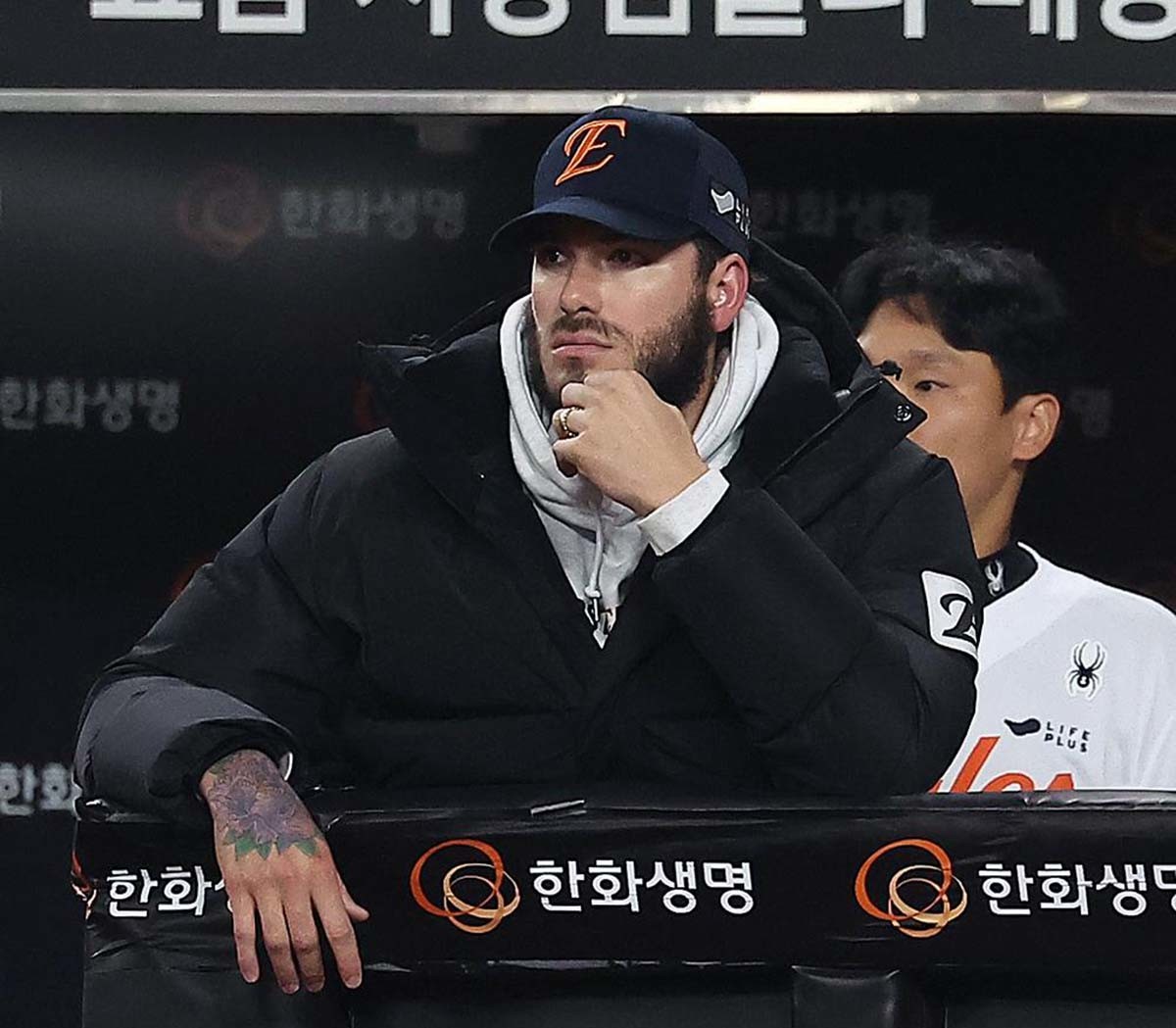 10월 31일 대전 한화생명볼파크에서 열린 프로야구 2025 신한 SOL뱅크 KBO 포스트시즌 한국시리즈 5차전 LG 트윈스와 한화 이글스의 경기, 한화 외국인 투수 폰세가 5회말 더그아웃에서 경기를 지켜보고 있다. / 뉴스1