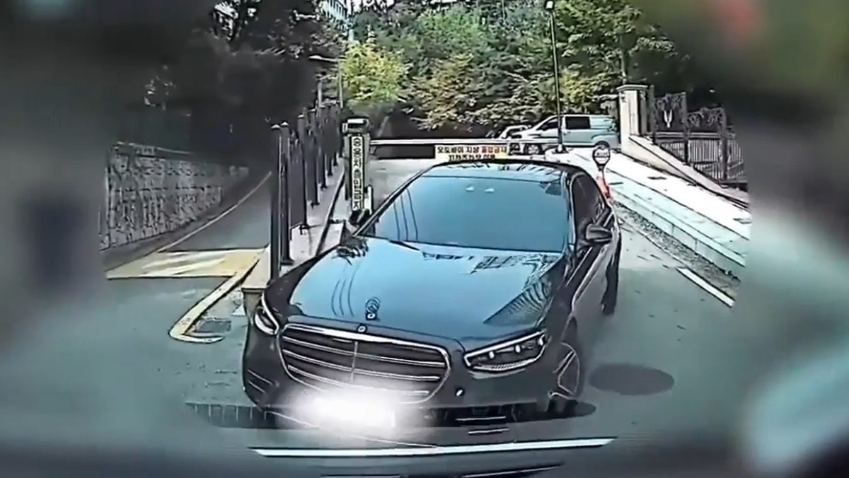 정차 명령을 무시한채 달아나던 상습 사기범 윤 모 씨가 경찰의 불심검문에 걸려 검거됐다. / 서울경찰청 제공