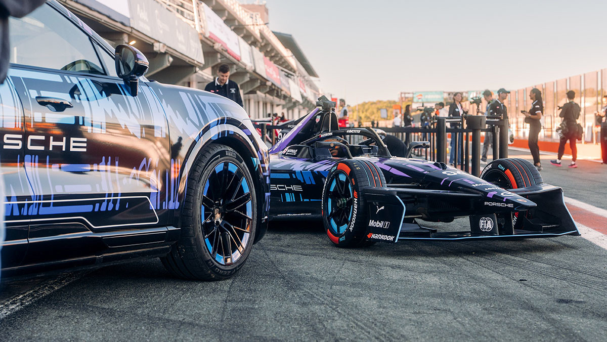 왼쪽부터 위장막을 쓴 카이엔 일렉트릭과 99X 일렉트릭. / 포르쉐코리아