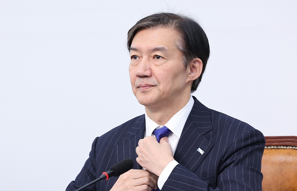 조국 조국혁신당 비상대책위원장이 6일 서울 여의도 국회에서 열린 비상대책위원회 회의에서 넥타이를 고쳐매고 있다. 조국 비대위원장은 차기 당 대표 선거 출마를 위해 당 비상대책위원장직을 사퇴했다. 조 비대위원장은 6일 국회에서 열린 비대위 회의에서 '당 대표 출마를 위해 오늘 비대위원장을 사퇴한다'라며 '당 대표 출마 선언은 별도로 하겠다'라고 말했다. 그러면서 '당이 어려운 상황에 처했을 때 비대위원들이 비대위에 참여해 줬고 혁신과 통합을 위해 진심을 다했다'라며 '비대위를 통해 자기 성찰과 상호 존중이 있을 때 비로소 공동체가 되고 국민 신뢰 회복이 느리지만 가장 빠른 길이라는 사실을 깨달았다'라고 했다. / 뉴스1