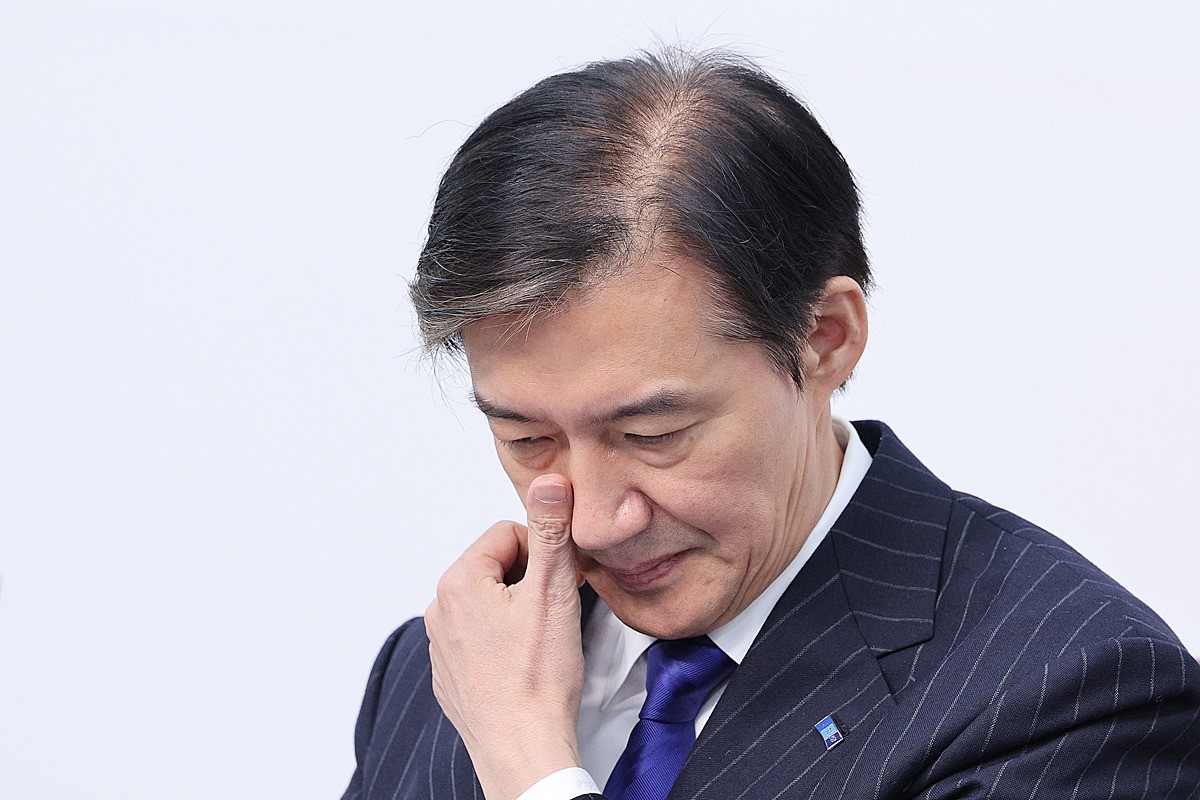 조국 조국혁신당 비상대책위원장이 6일 서울 여의도 국회에서 열린 비상대책위원회 회의에서 생각에 잠겨 있다. 조국 비대위원장은 이날 당 대표 출마를 위해 비대위원장직에서 사퇴한다고 밝혔다. / 뉴스1