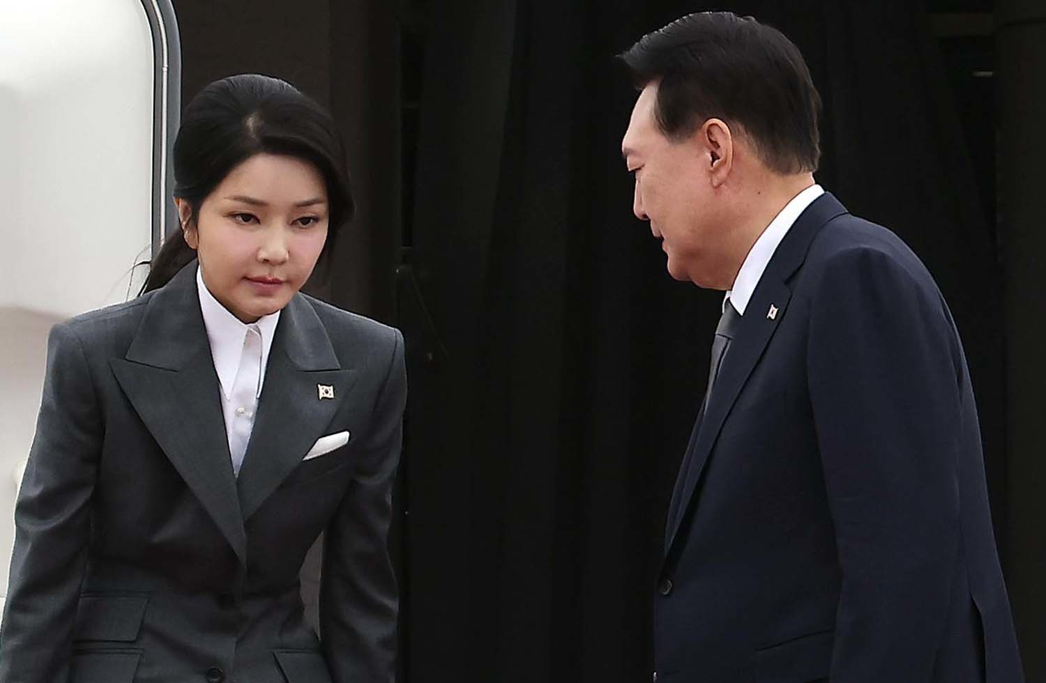 김건희 여사와 그의 남편인 윤석열 전 대통령. 윤 전 대통령 재직 당시였던 지난해 10월 6일 오전 경기 성남 서울공항에서 필리핀과 싱가포르 국빈 방문과 라오스에서 열리는 한·아세안(ASEAN·동남아시아국가연합) 정상회의 참석차 출국하기 위해 공군 1호기에 올라 인사하는 모습이다. / 뉴스1