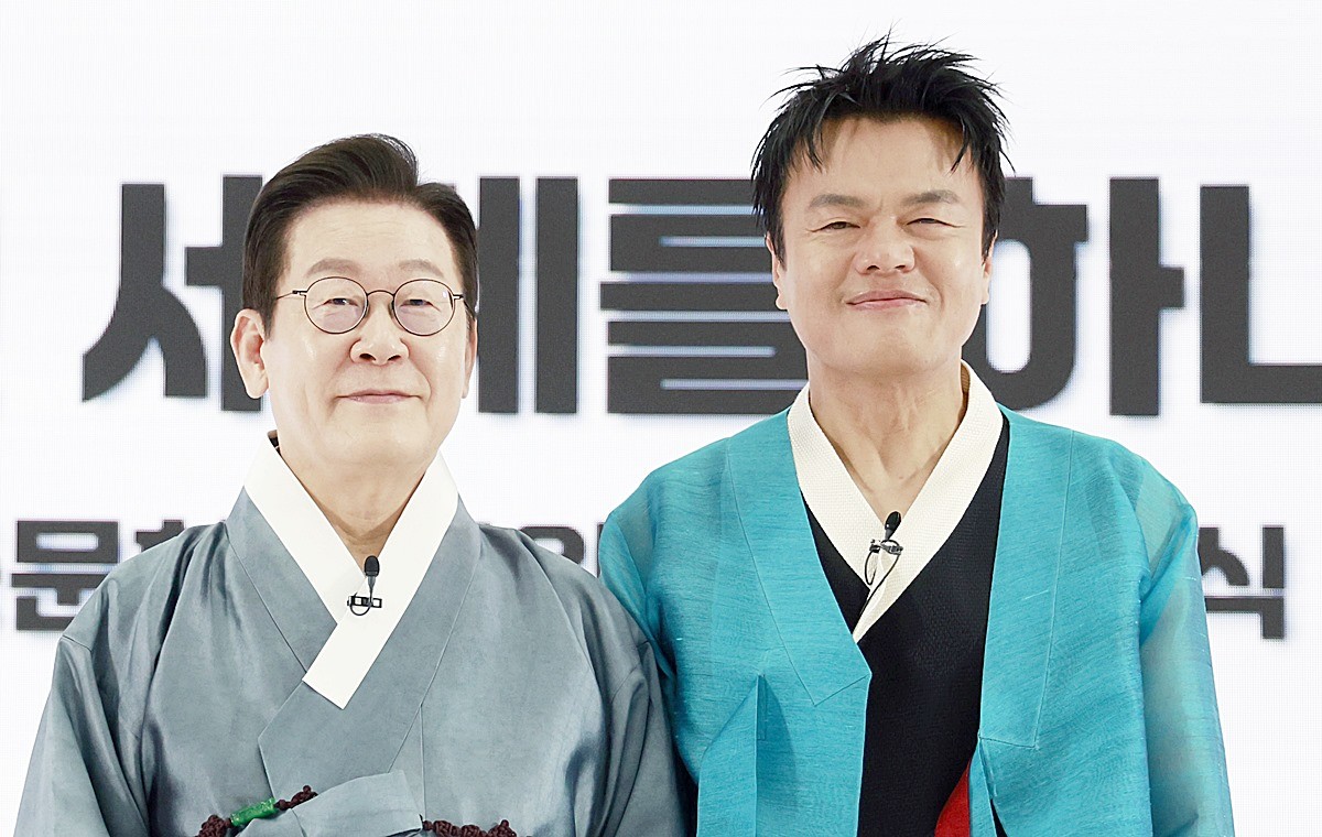 이재명 대통령과 박진영 대중문화교류위원회 공동위원장 모습. 박진영 대중문화교류위원회 공동위원장이 'K팝 산업을 위해 회사 차원에서는 할 수 없는 일을 해보려 결심했다'라며 위원장직 수락 배경을 설명했다. 박진영은 지난 5일 방송된 MBC 예능 프로그램 '라디오스타'에서 이렇게 말하면서 여러 차례 고사한 끝에 대중문화교류위원장을 맡게 됐다고 밝혔다. / 연합뉴스