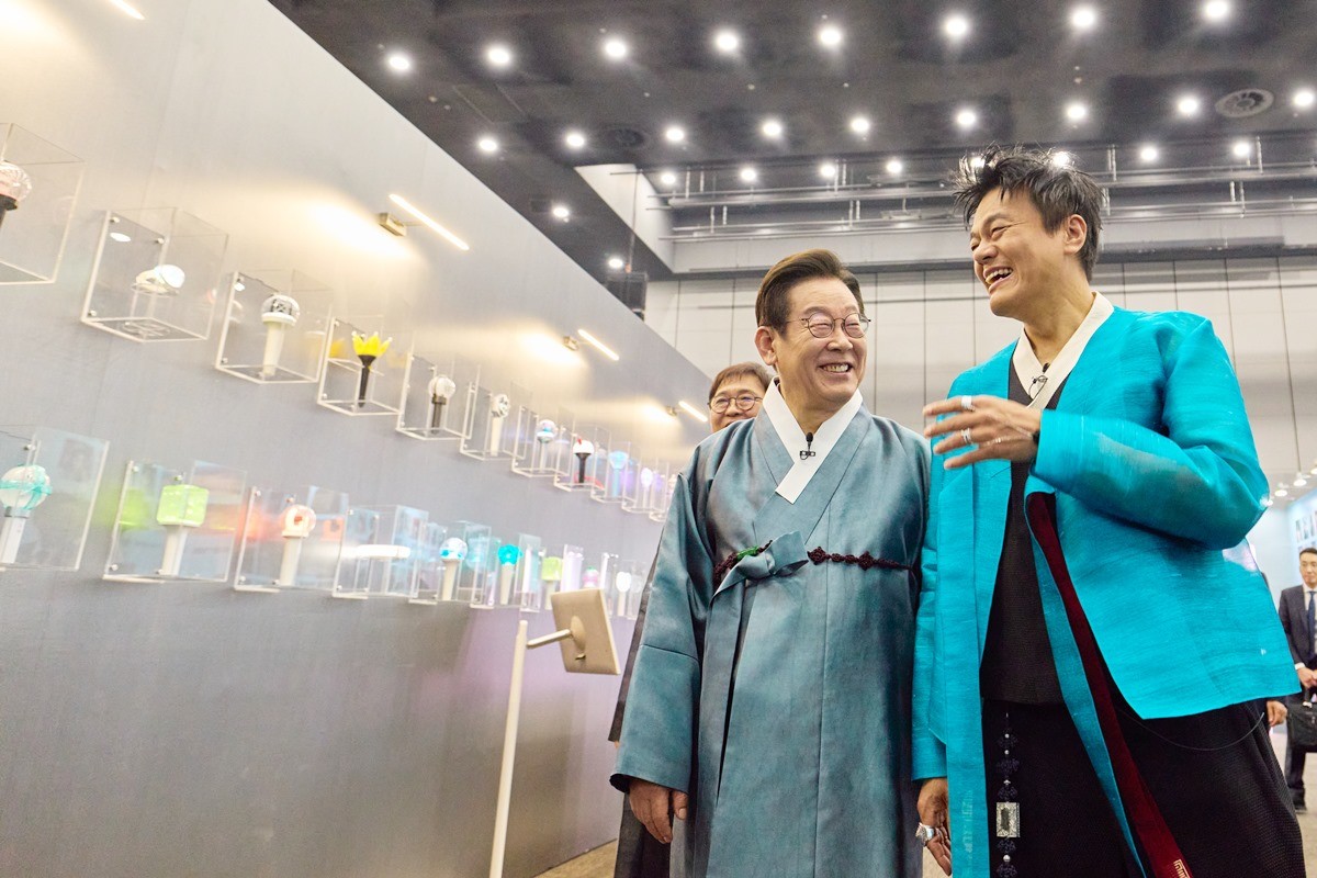 이재명 대통령과 박진영 대중문화교류위원회 공동위원장이 지난달 1일 경기 고양시 킨텍스에서 열린 대중문화교류위원회 출범식에서 K컬처 체험존 전시물을 관람하며 대화하고 있다. 박진영은 지난 5일 방송된 MBC 예능 프로그램 '라디오스타'에서 여러 차례 고사한 끝에 대중문화교류위원장을 맡게 됐다고 밝혔다. / 대통령실 제공-뉴스1