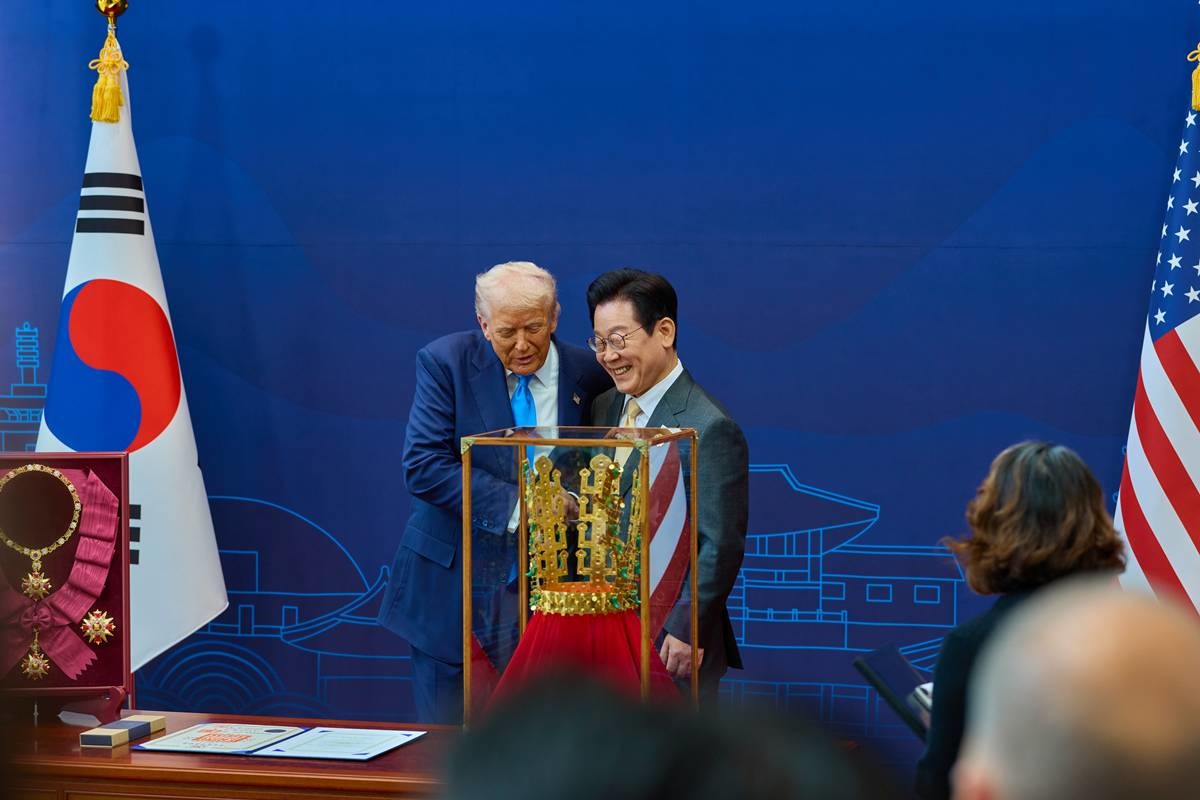 이재명 대통령이 지난달 29일 경북 경주박물관에서 열린 한미 공식 환영식에서 도널드 트럼프 미국 대통령에게 무궁화 대훈장 수여와 천마총 금관 모형을 선물한 뒤 악수하고 있다 / 이재명 대통령 SNS, 뉴스1