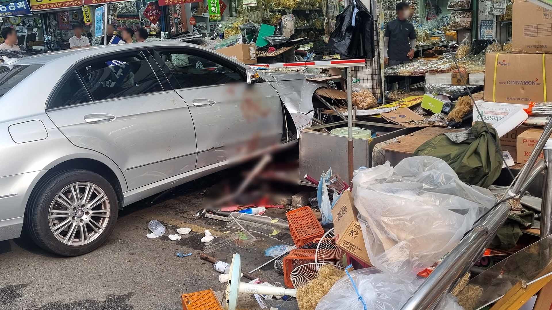 고령운전자가 노점상으로 돌진한 교통사고 현장. / 뉴스1