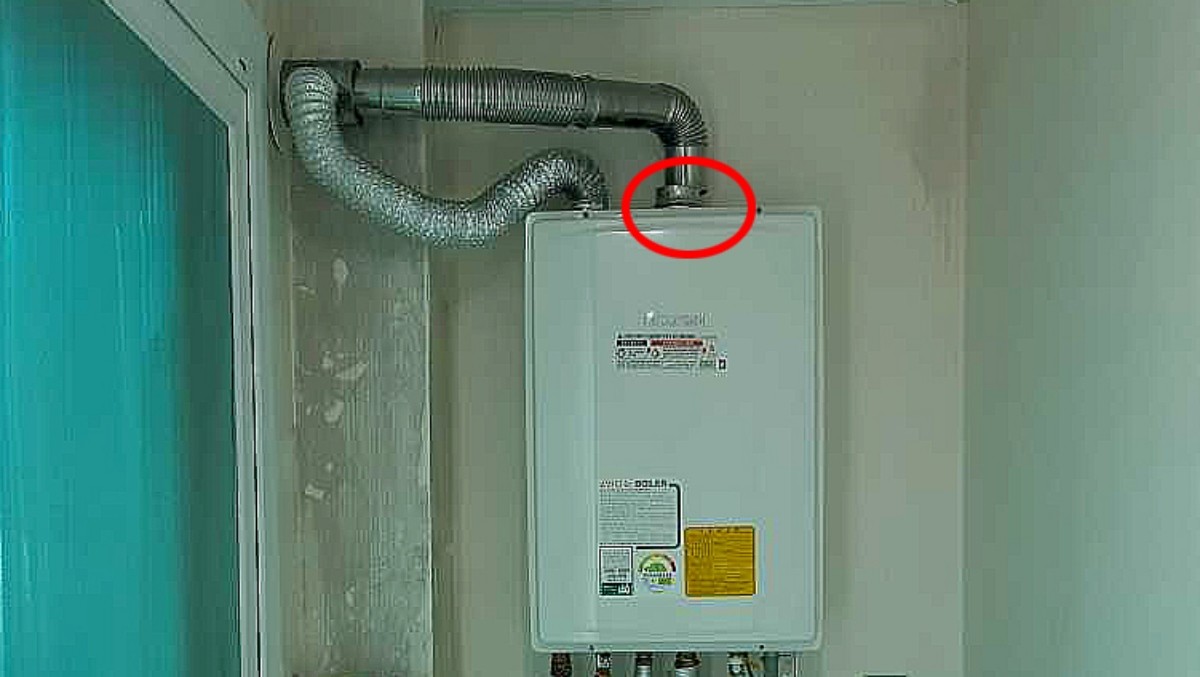 2018년 10명의 사상자를 낸 강원도 강릉시 경포동 인근 한 펜션의 사고현장에 있던 가스보일러. 사고 원인은 부실하게 설치된 보일러에서 배기관이 분리되며 일산화탄소 유출로 밝혀졌다.  / 강릉경찰서 제공, 뉴스1