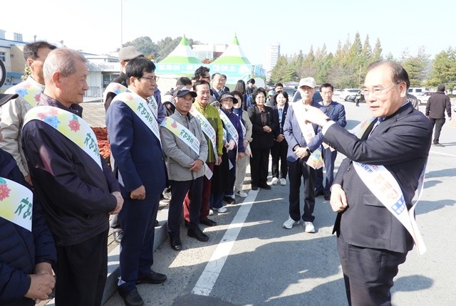 이개호 국회의원이 회원들을 격려하고 있다.
