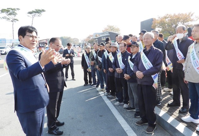 이상익 함평군수가 행정동우회원들을 격려하고 있다.