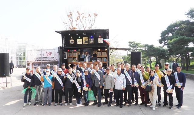 회원들이 찾아가는 DJ박스 앞에서 기념촬영을 하고 있다.
