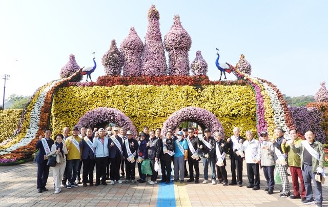 회원들이 중앙광장 마법의성 앞에서 기념촬영을 하고 있다.