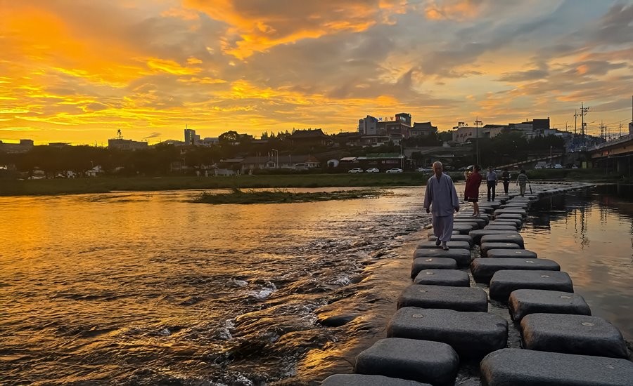 영천관광 전국사진공모전 입상작 '침수교를 건너며'(오경택). / 영천시 제공