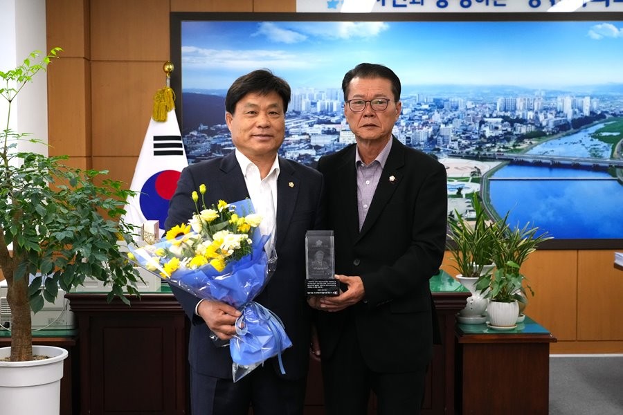 2025년도 경상북도 의정봉사대상을 수상한 영천시의회 김상호 의원(왼쪽)과 김선태 의장이 기념촬영을 하고 있다. / 영천시의회 제공