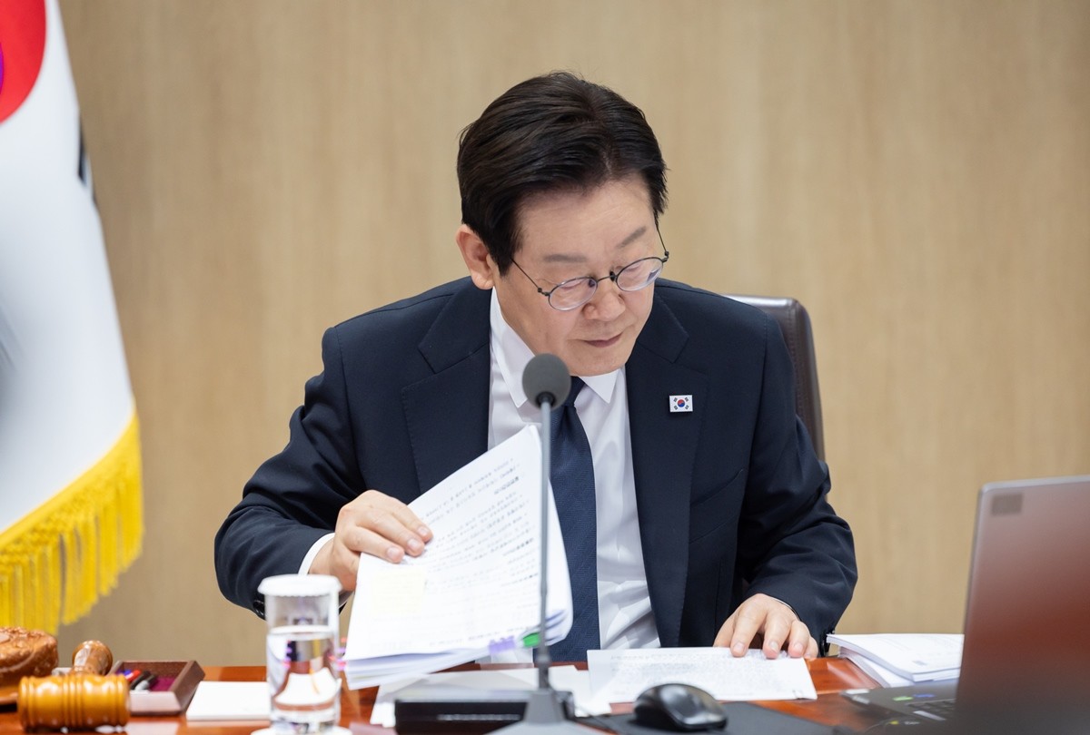 이재명 대통령이 지난 4일 서울 용산 대통령실 청사에서 열린 국무회의에서 자료를 살펴보고 있는 모습 / 뉴스1