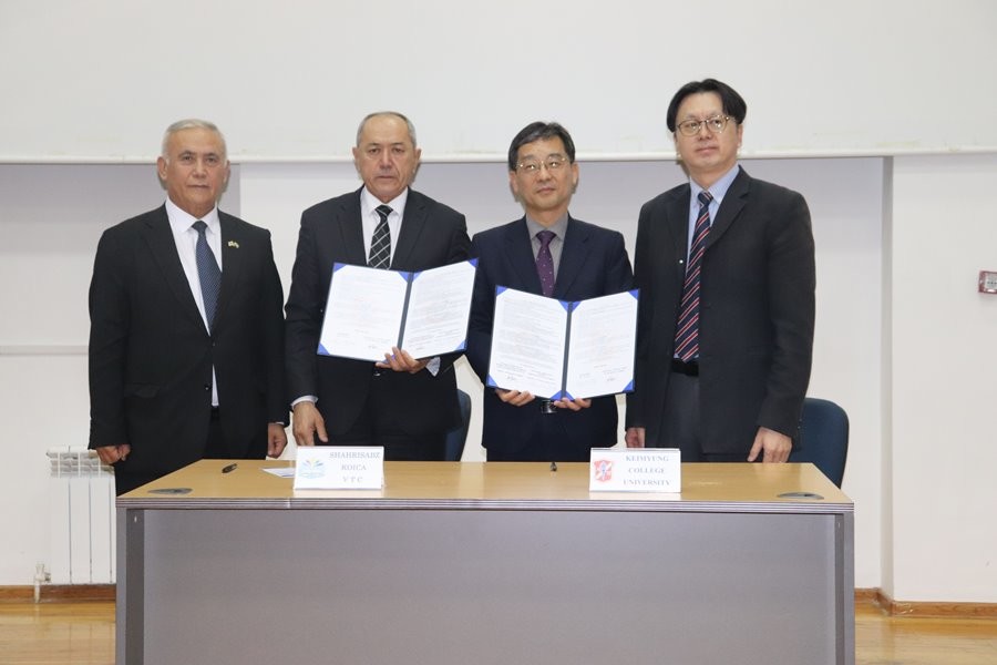 (왼쪽부터)우즈베키스탄 사마르칸트 직훈원 이스모일 원장, 우즈베키스탄 샤흐리샵스 직훈원 율다셰프 원장, 계명문화대학교 KOICA 사업 PM 이상석 교수, KOICA 우즈베키스탄 사무소 신명섭 소장이 양해각서(MOU) 체결식 후 기념촬영을 하고 있다. / 계명문화대 제공