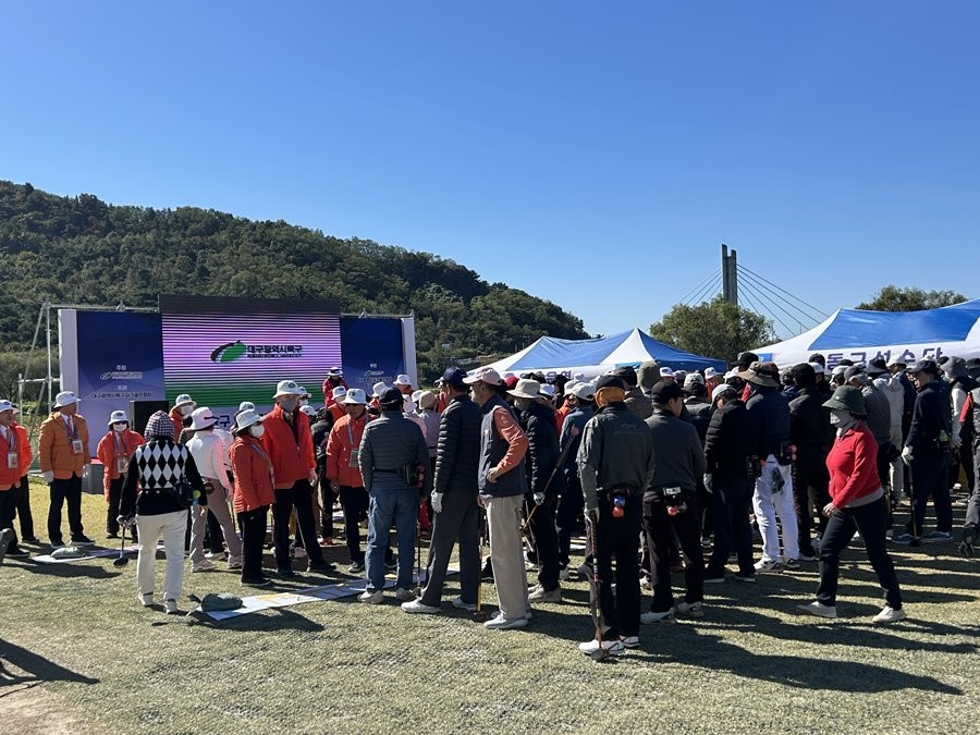 지난달 28일부터 11월 5일까지 대구 금호파크골프장에서 열린 대구 북구 금호강 파크골프대회에 골프 동호인들이 참가하고 있다. / 대구 북구 제공