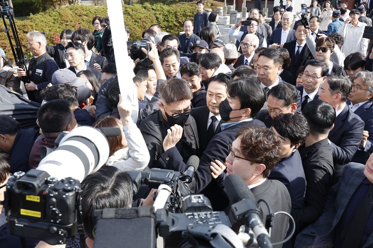 장동혁 국민의힘 대표가 6일 광주를 찾아 국립 5·18민주묘지를 참배하기 위해 들어서자 일부 단체의 회원들이 막아서고 있다. / 뉴스1