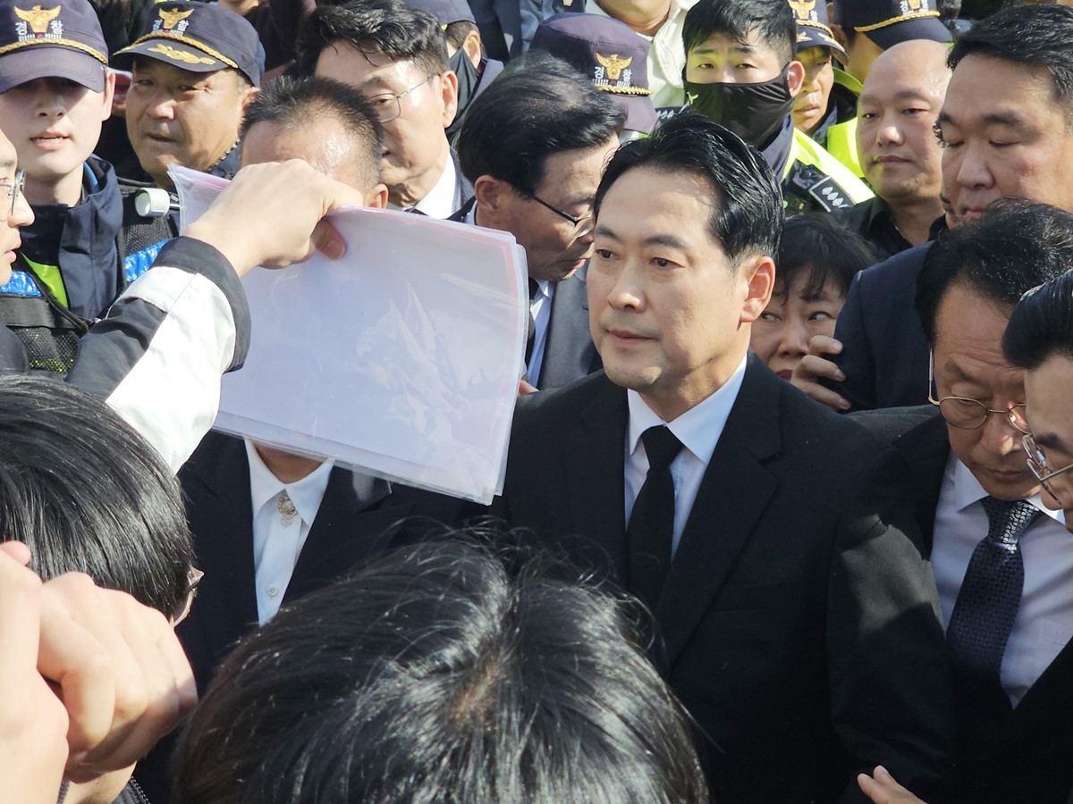 장동혁 국민의힘 대표가 6일 광주 북구 운정동 국립 5·18민주묘지에 입장하던 중 거센 항의로 저지당하고 있다. / 뉴스1