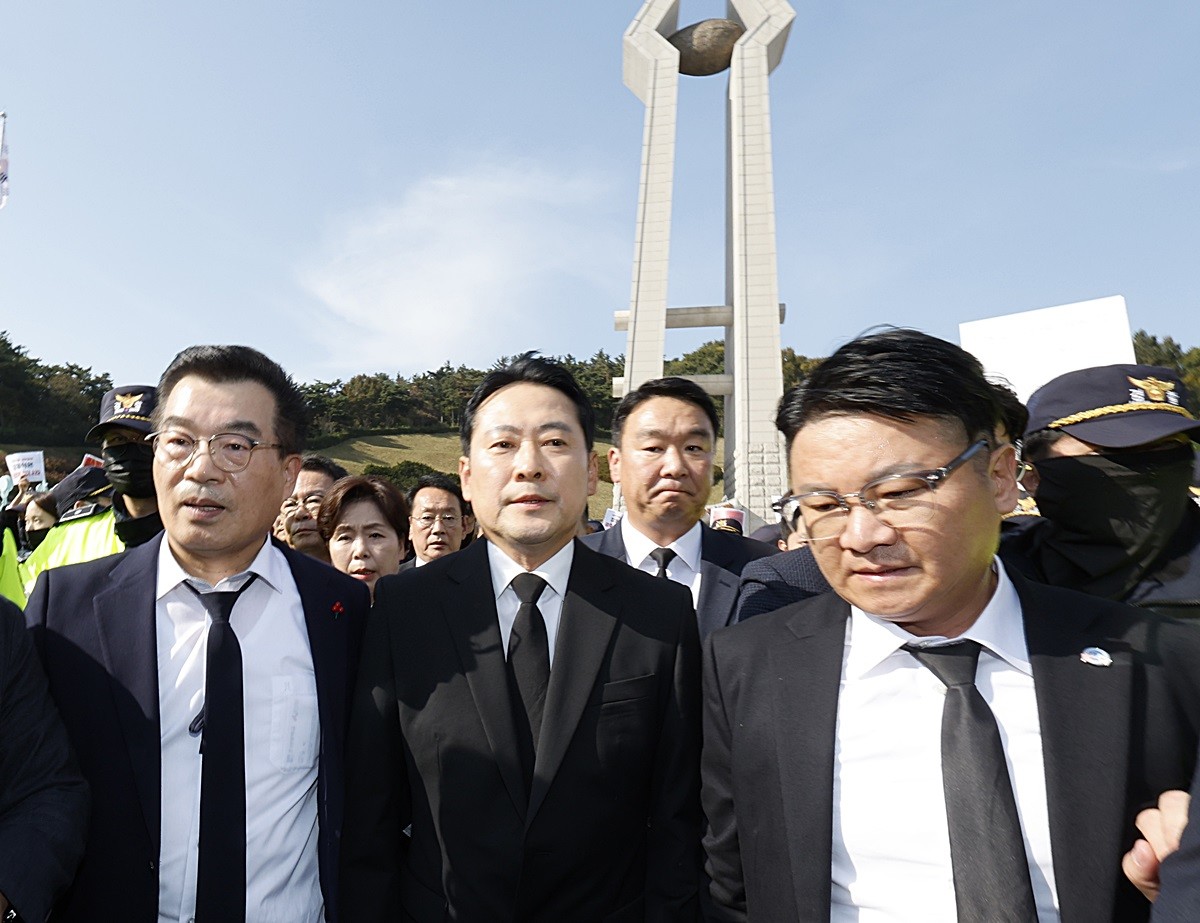 장동혁 국민의힘 대표가 6일 광주 국립 5·18민주묘지를 막아서는 일부 단체 회원들에게 둘러쌓여 참배를 못하고 돌아가고 있다. / 뉴스1