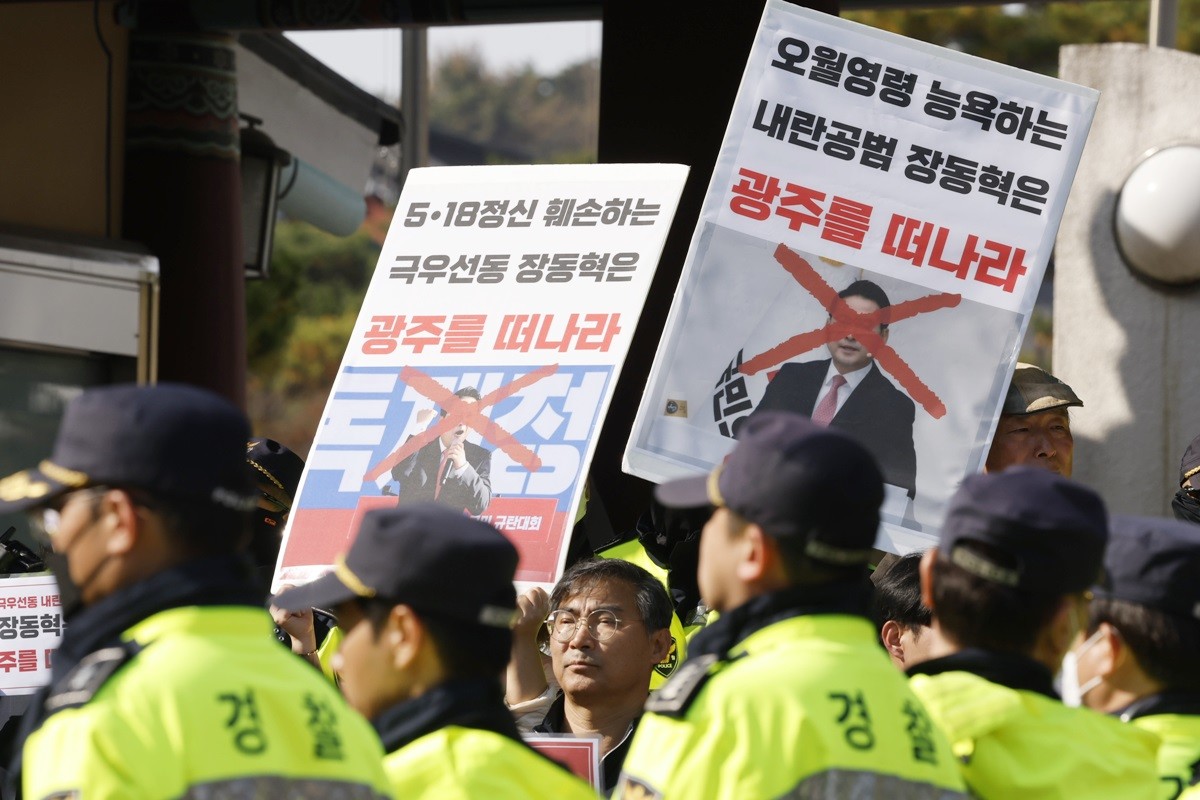 광주전남촛불행동 회원들이 6일 광주 국립 5·18민주묘지에서 피켓을 들고 장동혁 국민의힘 대표 참배를 반대하는 기자회견을 하고 있다. / 뉴스1