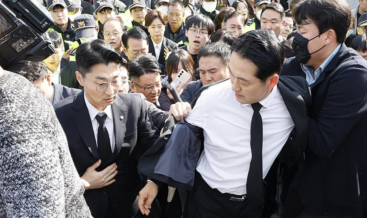 장동혁 국민의힘 대표가 6일 광주를 찾아 국립 5·18민주묘지를 참배하기 위해 들어서자 일부 단체의 회원들이 막아서고 있다. / 뉴스1