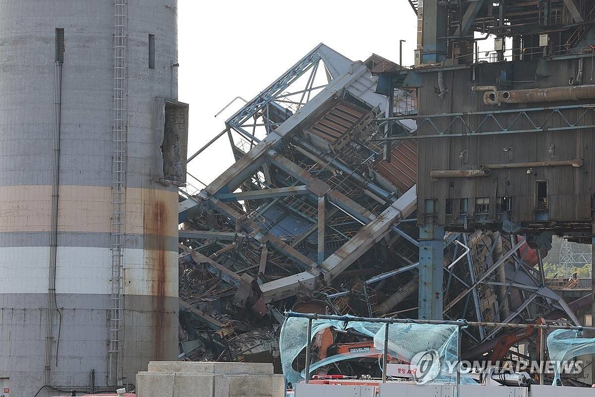 6일 오후 2시 7분께 울산 남구 용잠동 한국동서발전 울산발전본부 울산화력발전소에서 60m 높이 보일러 타워가 무너졌다. 사진은 붕괴 현장 / 연합뉴스