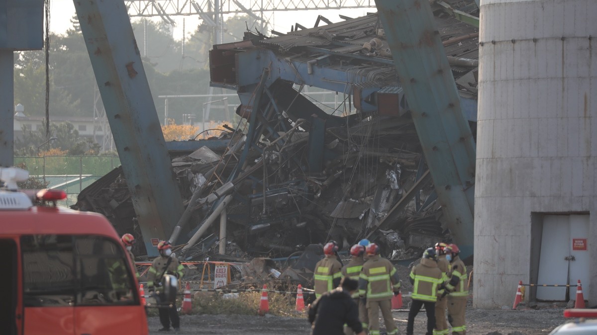 6일 오후 울산 남구 용잠로 동서발전 울산화력발전소에서 붕괴 사고가 발생해 소방 당국이 구조 작업 중인 모습 / 뉴스1