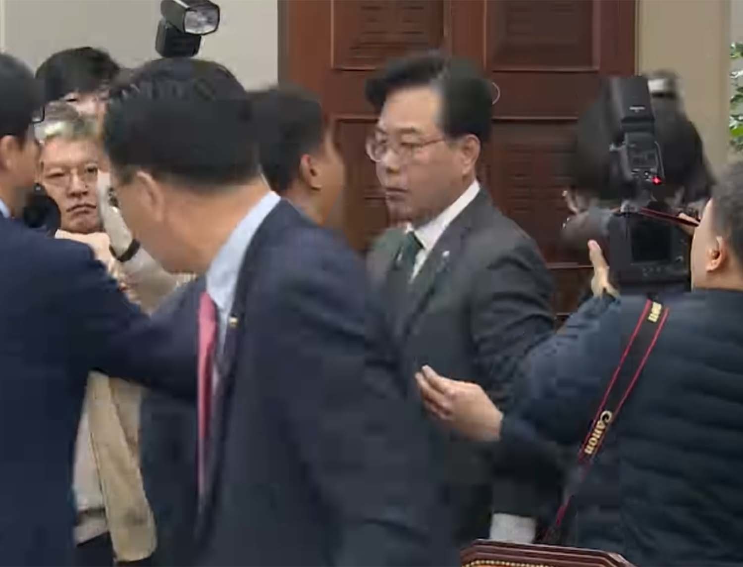 이기헌 더불어민주당 의원과 송언석 국민의힘 원내대표가 이른바 ‘배치기’를 하며 몸싸움을 벌였다. / '채널A News' 유튜브