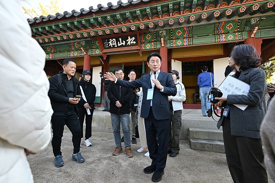 김동근 시장이 11월 5일 ‘의정부 팸투어’에 1일 가이드로 참여해 의정부의 역사와 문화적 가치를 소개했다