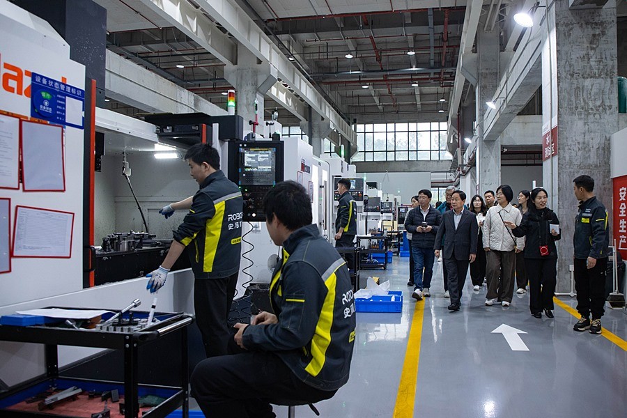 4일 주광덕 시장이 로봇산업 현장을 방문해 생산시설을 견학하고 있다