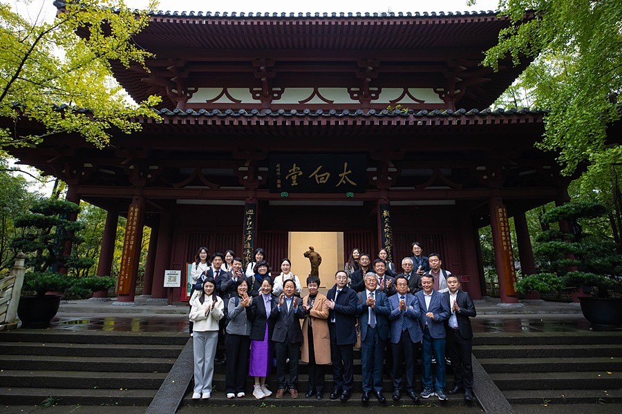 5일 남양주시 대표단과 이백 기념관장(주광덕 시장 오른쪽 첫번째) 및 관계자들이 이백 기념관 앞에서 단체사진을 찍고 있다