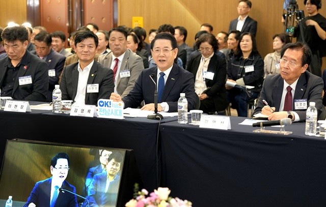 김영록 전라남도지사가 6일 구례군 The-K 지리산 가족호텔에서 열린 ‘구례군 정책비전 투어’에서 인사말을 하고 있다.