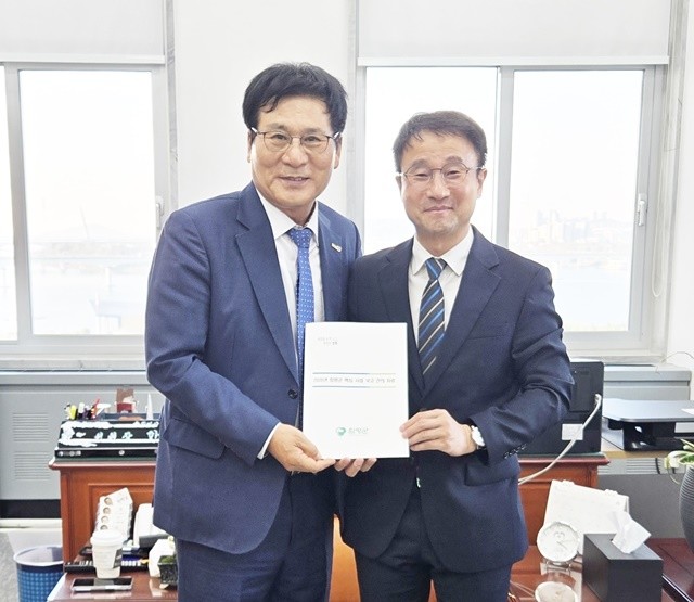 이상익 함평군수(왼쪽)가 한병도 예산결산특별위원장과 면담 후 기념촬영을 하고 있다.