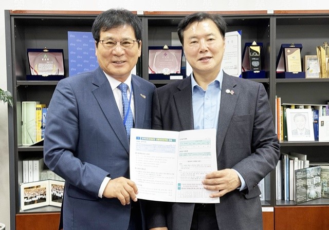 이상익 함평군수(왼쪽)가 조계원 의원과 기념촬영을 하고 있다.